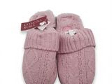 chaussons de bébé roses en tricot avec une étiquette sur le côté