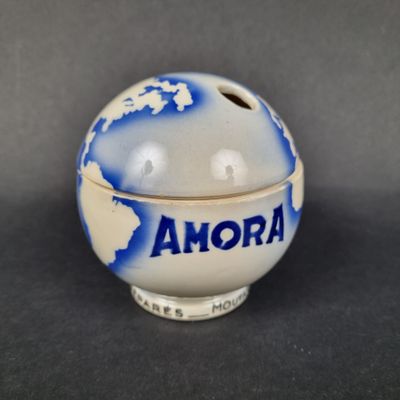 un petit bol bleu et blanc orné d'un globe terrestre