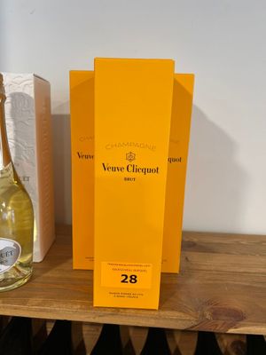 une bouteille de vin à côté d'une autre bouteille de vin sur une étagère