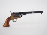 gros plan d'un revolver sur fond blanc