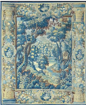 une tapisserie bleue et blanche représentant des arbres, des fleurs et des oiseaux