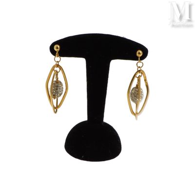 gros plan d'une paire de boucles d'oreilles sur un support