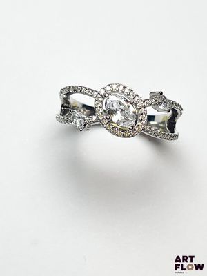 gros plan d'une bague en diamant sur une surface blanche