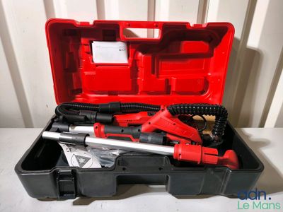 une boîte à outils ouverte, contenant des outils, posée sur une table