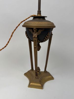 une lampe posée sur un pied et munie d'un cordon
