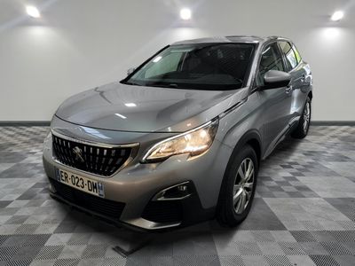 la voiture grise est garée dans la pièce au sol en damier