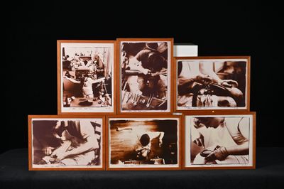 plusieurs photographies en noir et blanc représentant des personnes assises sur une table