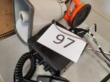 un micro, un haut-parleur et une pancarte posée sur une table