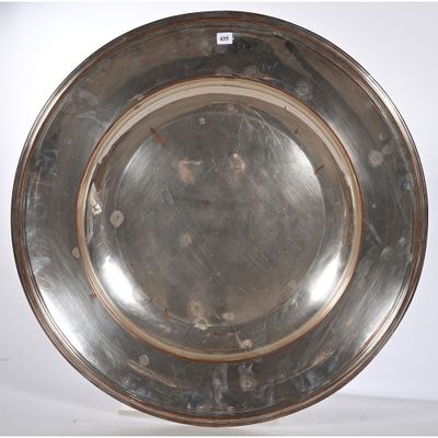 une assiette en argent antique sur fond blanc avec un fond blanc