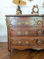 1000. Commode en bois naturel sculpté ouvrant par 4 tiroirs … (photo 2)
