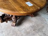 une grande table ronde entourée de quatre chaises