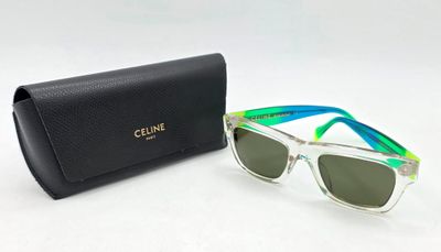 gros plan d'une paire de lunettes de soleil sur une surface blanche