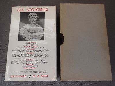 un livre sur la couverture duquel figure la photo d'une femme