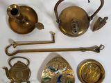 de nombreux objets en laiton posés sur une table