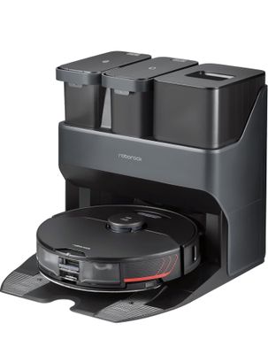 un gros plan d'une cafetière sur laquelle sont posées deux tasses