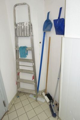 SUR DESIGNATION : Un escabeau et un lot de divers balais