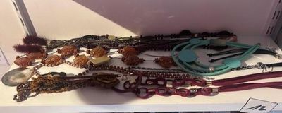 tout un tas de colliers et de bracelets posés sur une étagère