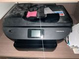 une imprimante posée sur un bureau
