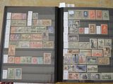 une personne tenant un livre sur lequel figurent des timbres