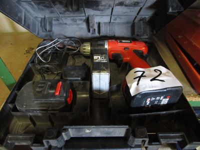 une boîte contenant des outils, posée sur une table