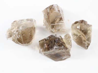 trois morceaux de quartz transparent posés sur une surface blanche