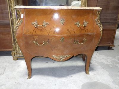 une petite commode avec un plateau en marbre