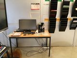 un bureau équipé d'un ordinateur et d'un moniteur
