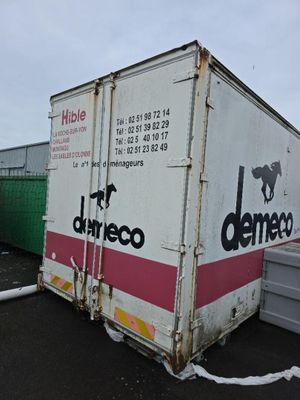 un camion garé sur le parking