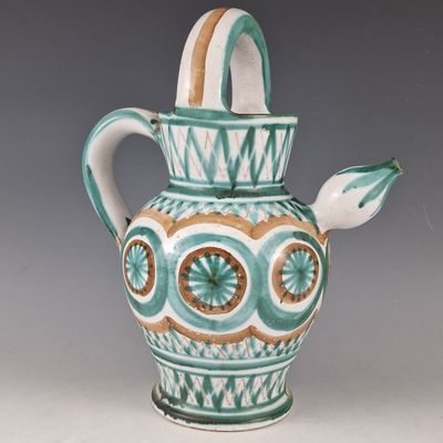 un vase bleu et blanc avec un oiseau dessus