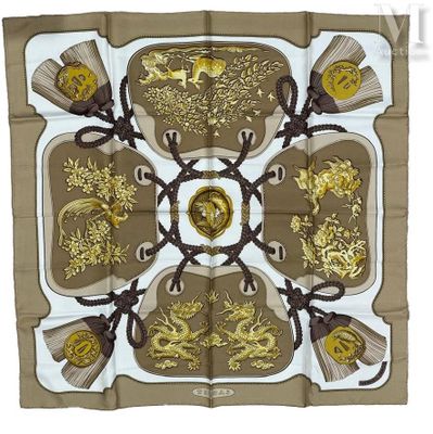 foulard carré en soie marron et blanc, orné de motifs dorés et argentés
