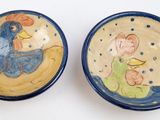 deux petits bols décorés de motifs, posés sur un fond blanc