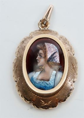 une photo d'une femme en robe bleue dans un cadre doré