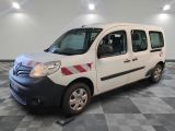 la photo d'une camionnette blanche garée dans un garage