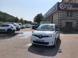 une voiture blanche garée devant un bâtiment