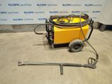 une image représentant une machine jaune à laquelle est raccordé un tuyau