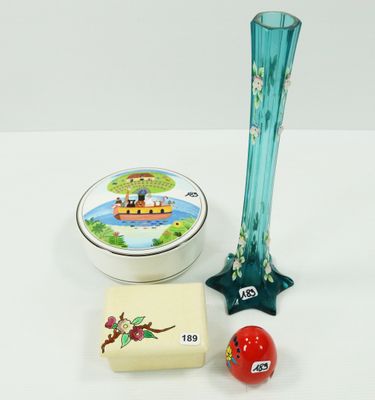 un vase en verre, un bol et d'autres objets posés sur une table