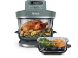 four à convection Ninja contenant des aliments et un récipient de légumes