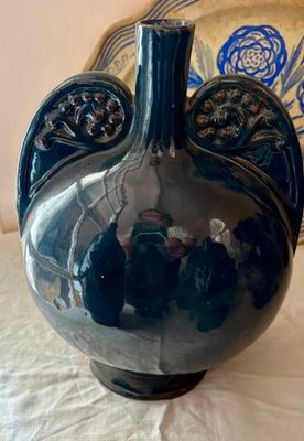un vase bleu posé sur une table