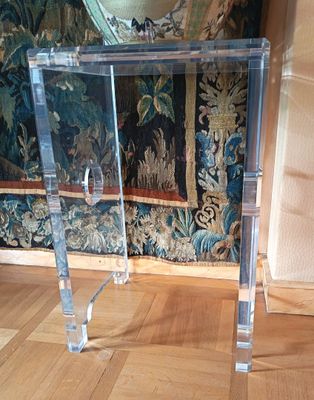 une table en verre surmontée d'un miroir