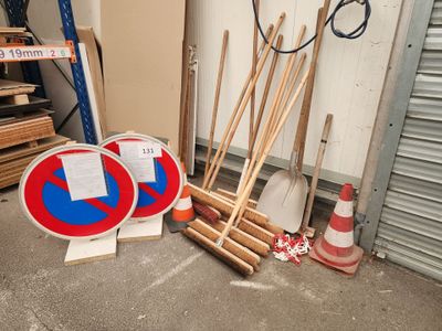 un tas de panneaux et de pelles à côté d'un tas de bois