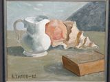 une peinture représentant une cruche blanche et un livre posés sur une table