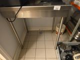 une petite cuisine équipée d'une cuisinière et d'un évier