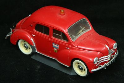 une petite voiture rouge posée sur une surface noire