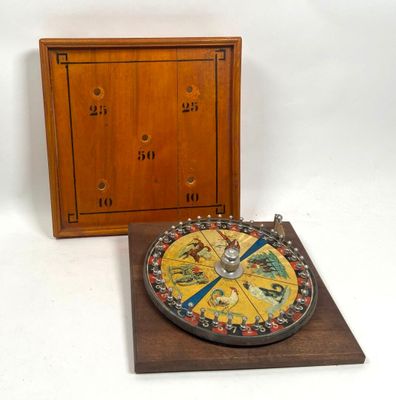 une boîte en bois sur laquelle est posée une horloge, à côté d'une boîte en bois sur laquelle est posée une horloge