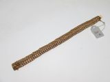 Gros plan sur un bracelet en or portant une étiquette