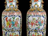 paire de vases chinois ornés de scènes peintes sur fond noir