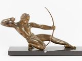 statue en bronze représentant un homme avec un arc et des flèches, posée sur un socle en marbre