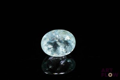 une image représentant un diamant bleu sur un fond noir