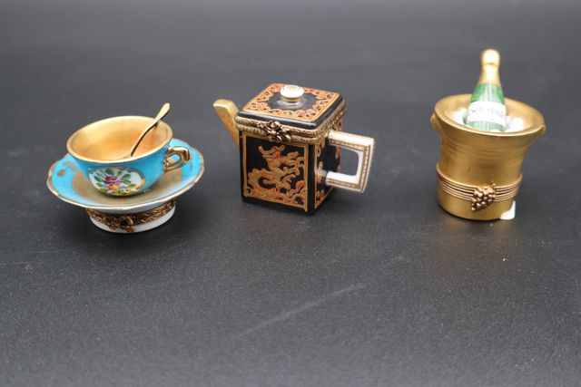 Trois boîtes en porcelaine : tasse, champagne, théière