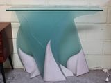 une table en verre avec un plateau en verre et un piètement blanc